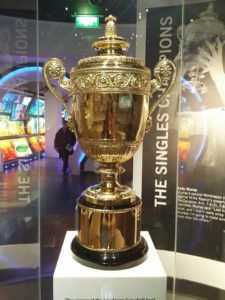 thamaragomesetiagodomingos-Wimbledon-cafecomtenis2017-Troféu exposto no museu
