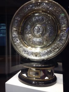 thamaragomesetiagodomingos-Wimbledon-cafecomtenis2017-Troféu feminino